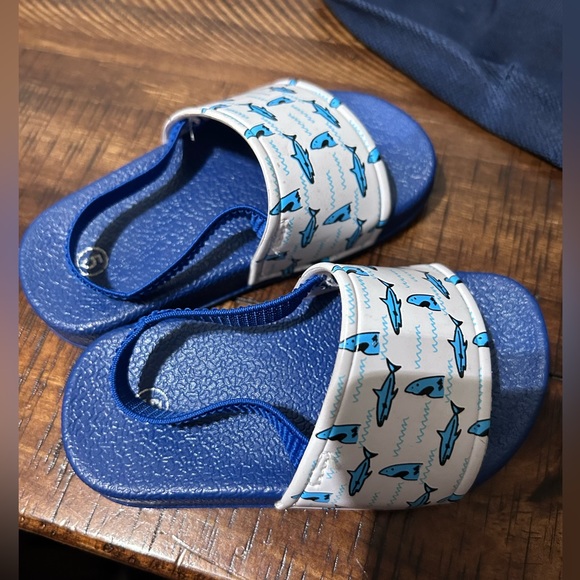 ☀️SUMMER SALE☀️EUC! Toddler boys strap sandals size 5 with sharks - Picture 2 of 3